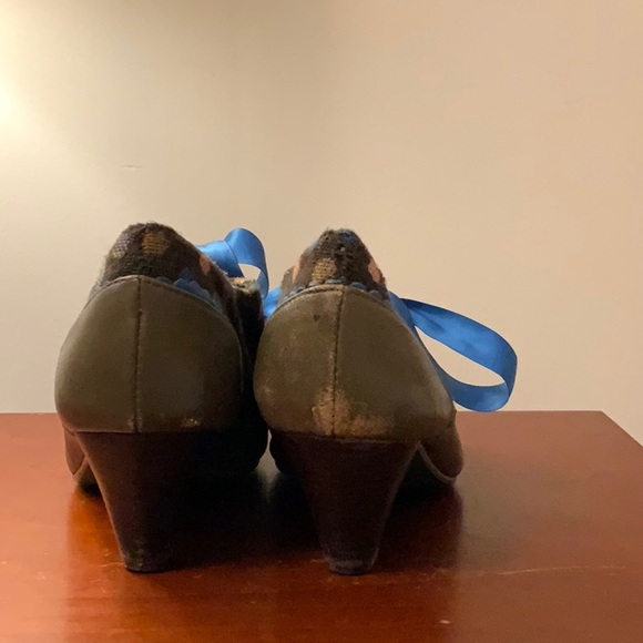 Size 6 poetic license heels polka dot and ribbon laces - Picture 3 of 4